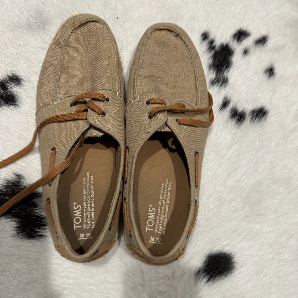 VGUC Men’s Toms lace up shoes. Size 10M